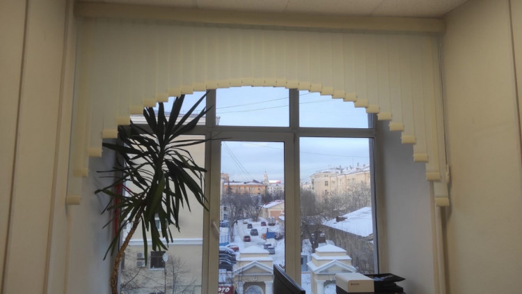 Жалюзи вертикальные арка с декоративным валансом, ткань Бомбей Алебастр_ВМВ-03. Жалюзи вертикальные арка с декоративным валансом, ткань Бомбей Алебастр_ВМВ-03.