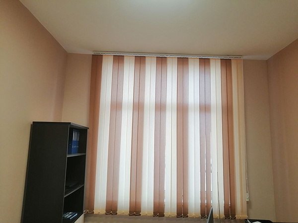 Жалюзи вертикальные для офиса с чередованием полос, монтаж в потолок Жалюзи вертикальные для офиса с чередованием полос, монтаж в потолок