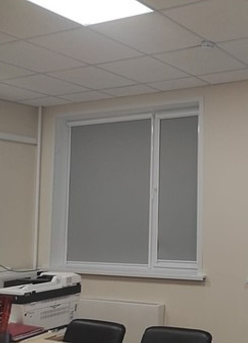 Кассетные рулонные шторы UNI 2 с тканью ПЛЭЙН BLACK-OUT DBL серый в офис_1852.